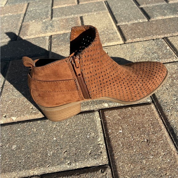 Universal Thread Ankle Boots Women’s 6.5 Brown Perforated Zip Low Heel Booties - Picture 8 of 15